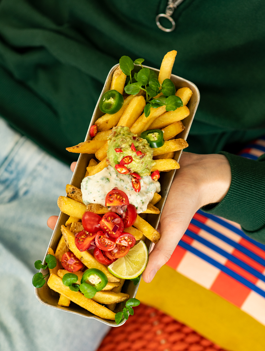 241129_vegan_poutine_guacamole_tomaten_sourcreme
