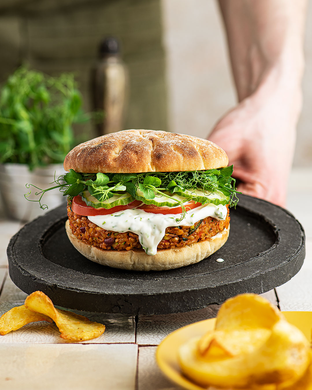 250312_rezeptbild_mestemacher_zucchini_paprika_bulgur_burger_v1_anschnitt_web