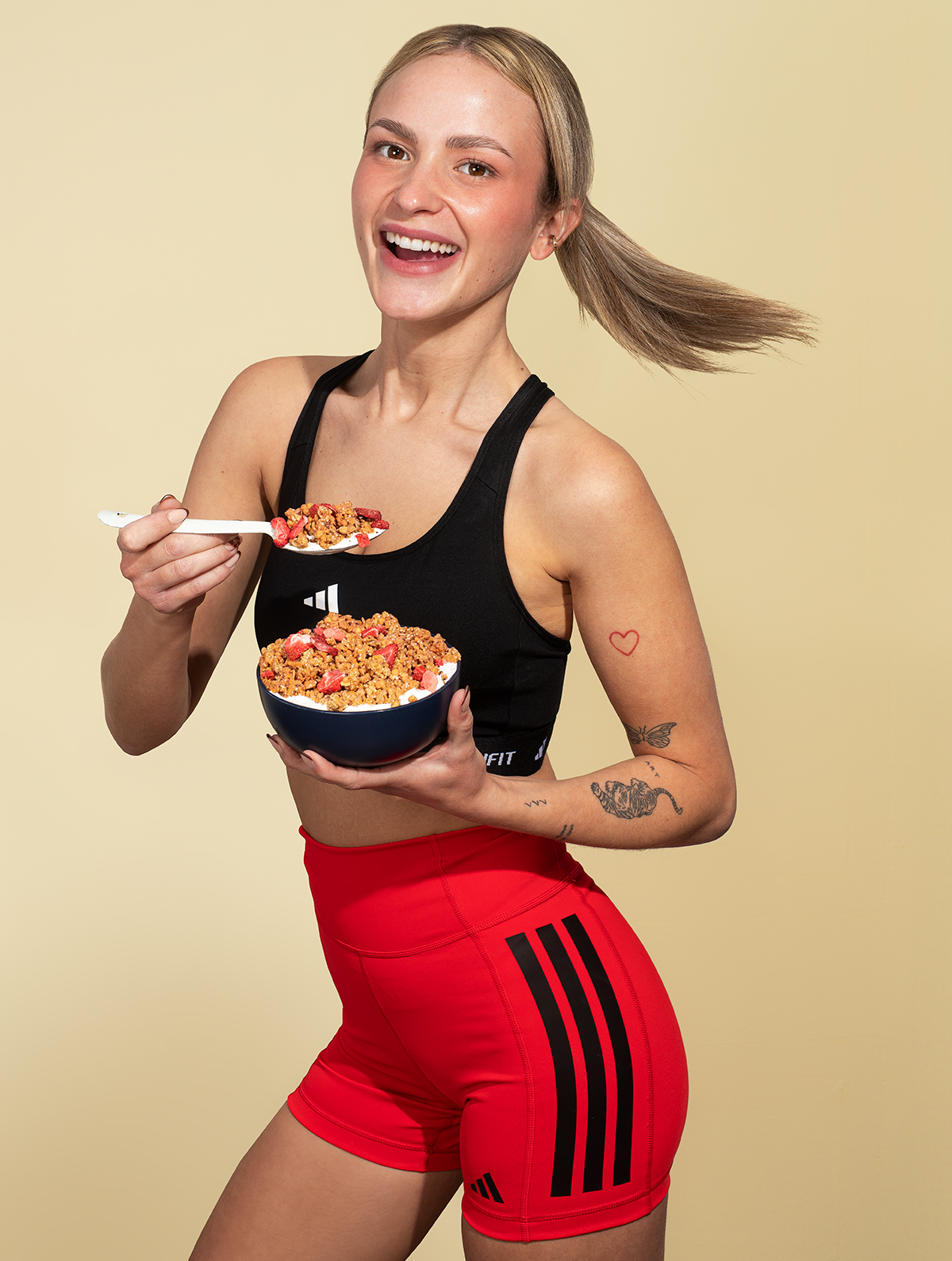 250328_bh_krunchy_high_protein_model_mit_bowl