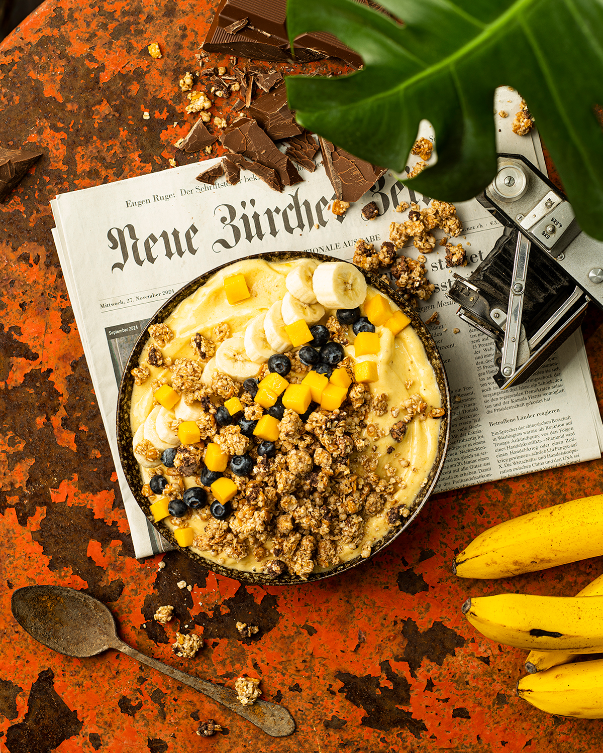 241212_bh_krunchy_chocolate_banana_chunks_smoothie_bowl_top_view